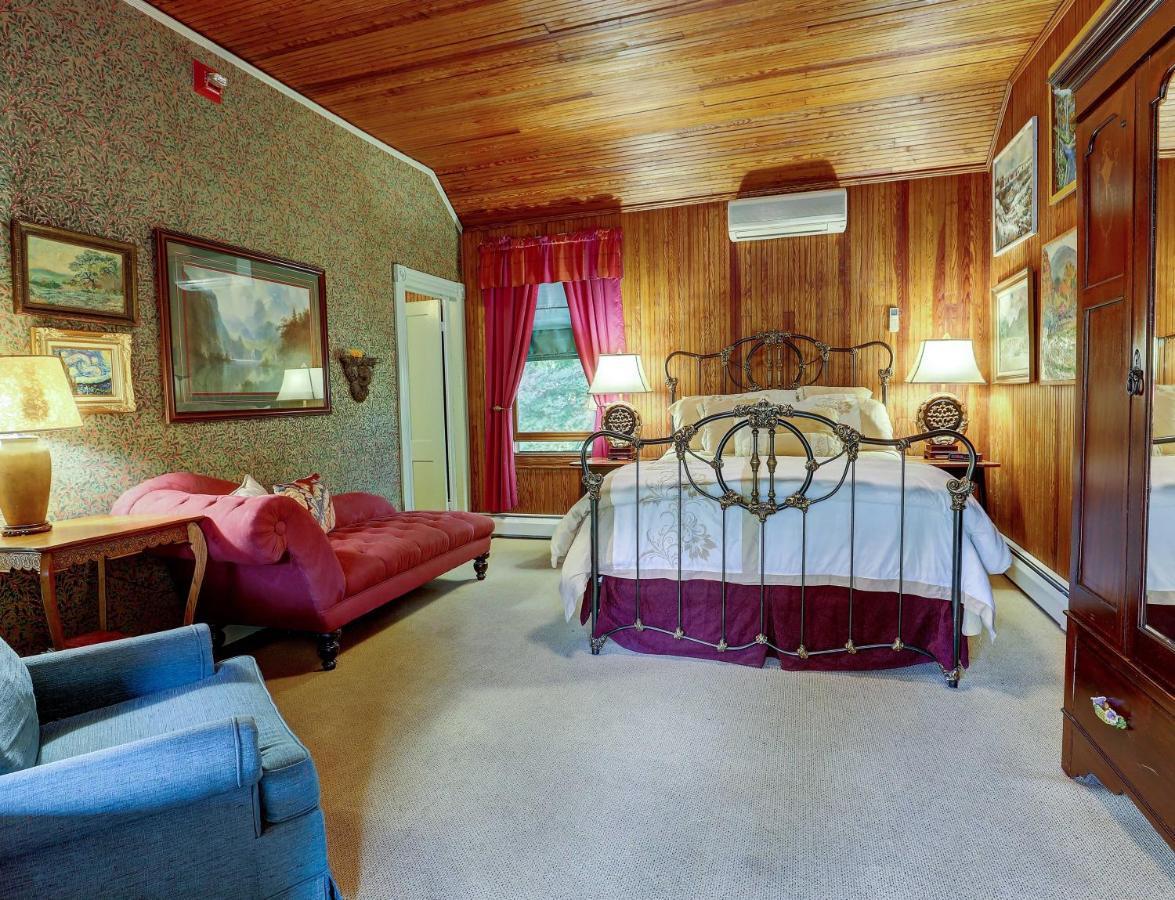 The Fairlawn Inn Hunter Room photo