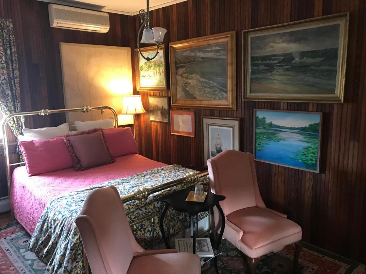 The Fairlawn Inn Hunter Room photo